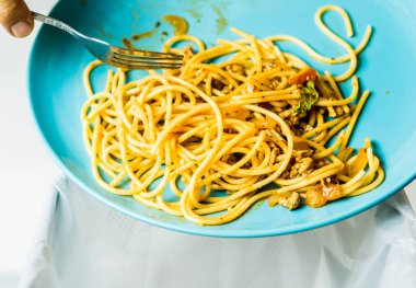 Tavada patates soslu spagetti. Kapıda Chiangmai Tayland.