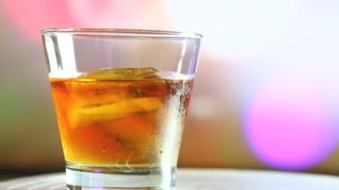 Stüdyo Chiangmai Tayland 'da adam viski kadehi kaldırıyor..