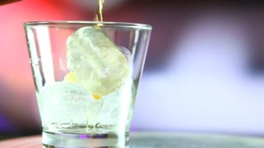 Stüdyo Chiangmai Tayland 'da bir bardağa viski dolduruyor..