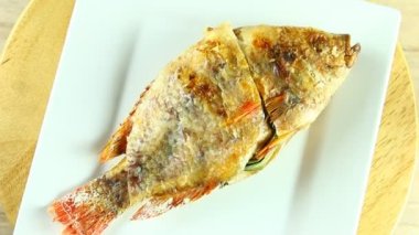Izgara tilapia balığı, Tayland 'ın ünlü sokak yemekleri..