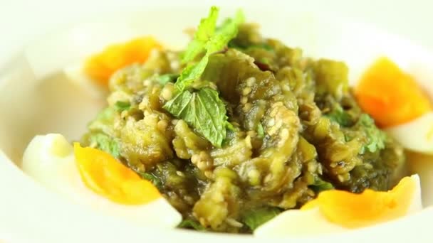 Salade Aubergines Épicée Tum Kea Dans Une Assiette Cuisine Nordique — Video