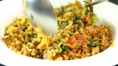 Stüdyo Chiangmai Tayland 'da domuz pirinci ve kızarmış domuz eti yiyen bir adam var.