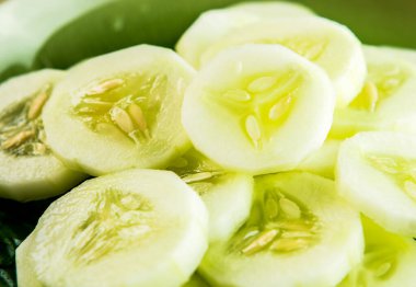 Stüdyo Chiangmai Tayland 'da, tabak içinde doğranmış salatalık.