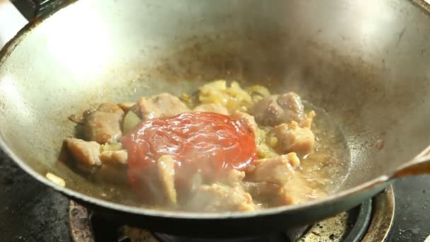 Człowiek Gotuje Smażone Stir Słodko Kwaśny Sos Warzywami Wieprzowiną Tajskie — Wideo stockowe