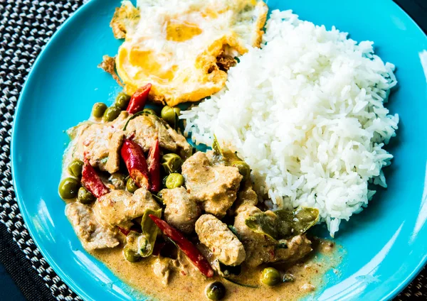 Panaeng Curry Wieprzowiną Jajkiem Talerzu Tajskie Słynne Jedzenie — Zdjęcie stockowe