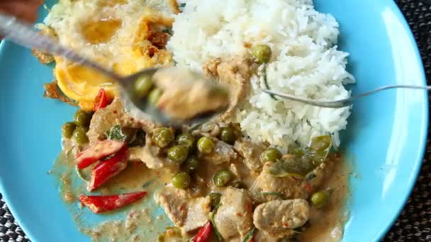 Hombre Está Comiendo Curry Panaeng Con Cerdo Huevo Plato Comida — Vídeos de Stock