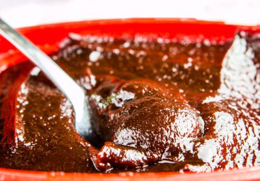 Adam Chiangmai Tayland stüdyosunda Kore biber ezmesi veya Gochujang kepçeliyor.