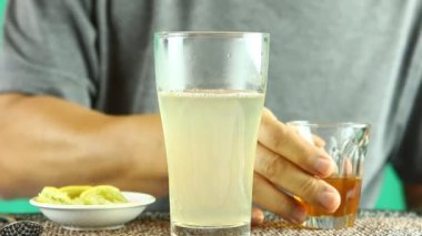 Stüdyo Chiangmai Tayland 'da limonlu ve ballı zencefil suyu yapıyor.