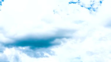 Tayland 'ın Chiangmai eyaletinde gökyüzünde hareket eden bulutların hızlanması