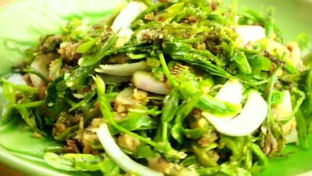 小罗望子在盘子里放沙拉 泰国菜很有名 — 图库视频影像