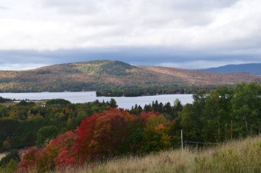 Quebecs Laurentides bölgesinde sonbahar