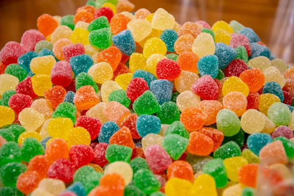 Renkli şekerlemeler ve şekerleme, şeker marmelatları ve şekerleme, seçici odaklanma. Kavram: çocuk partisinde şeker, ekstra kalori, lezzetli bir mağaza..