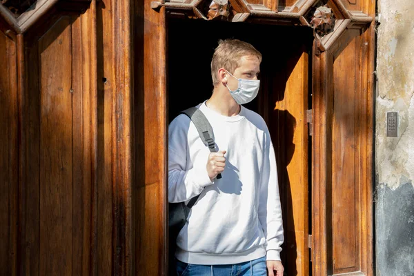 Ένας Νεαρός Ετών Ιατρική Μάσκα Και Σακίδιο Βγαίνει Από Τις — Φωτογραφία Αρχείου