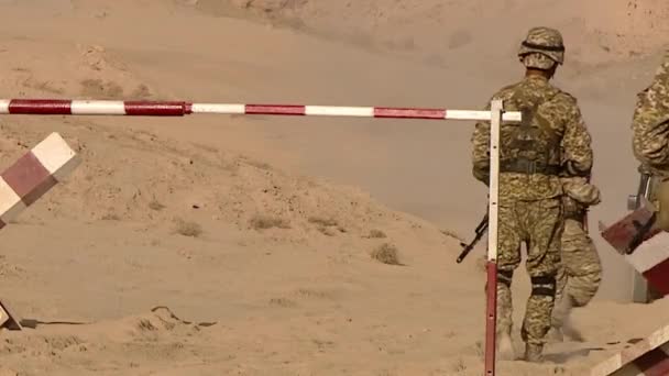 Een Militaire Patrouille Stopt Een Auto Bij Een Controlepost Een — Stockvideo