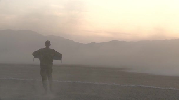 Ένας Στρατιωτικός Στην Έρημο Εγκαινιάζει Ένα Αναγνωριστικό Drone Sunset Concept — Αρχείο Βίντεο