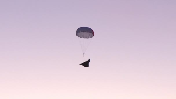 Een Militaire Verkenningsdrone Parachuteert Bergen Bij Zonsondergang Onderwerp Hybride Verkenningsdrone — Stockvideo