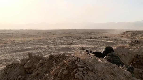 Військовий Військовослужбовець Миротворчих Сил Камуфляжі Лежить Траншеї Посеред Пустелі Націлений — стокове відео