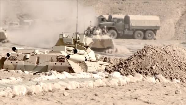 Een Colonne Gepantserde Voertuigen Met Soldaten Pantser Rijden Langs Militaire — Stockvideo