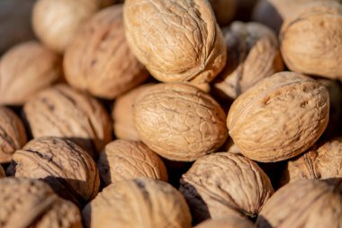 Bir sürü ceviz, seçici odaklanma, yakın plan. Konsept: protein ve vitamin kaynağı, pazarda fındık satışı, arka plan ve dokular.