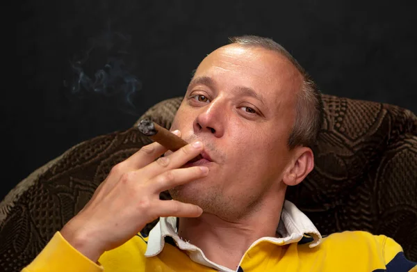 Retrato Homem Cabelos Grisalhos Anos Fundo Escuro Fumando Charuto Sentado — Fotografia de Stock