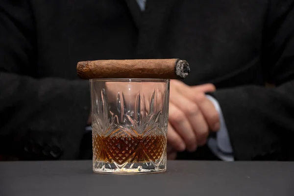 Cigarr Ligger Ett Glas Whisky Man Knäppte Sina Fingrar Suddig — Stockfoto