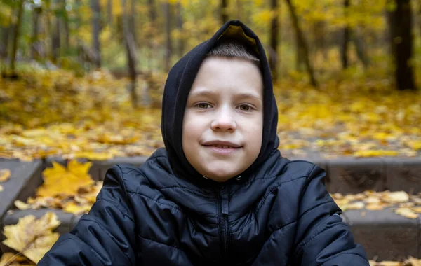 Портрет Улыбающегося Летнего Мальчика Куртке Фоне Осеннего Желтого Леса Концепция — стоковое фото