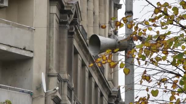 Głośnik Słupie Mieście Tle Jesiennych Liści Starych Budynków Miejskich Ogłoszenie — Wideo stockowe
