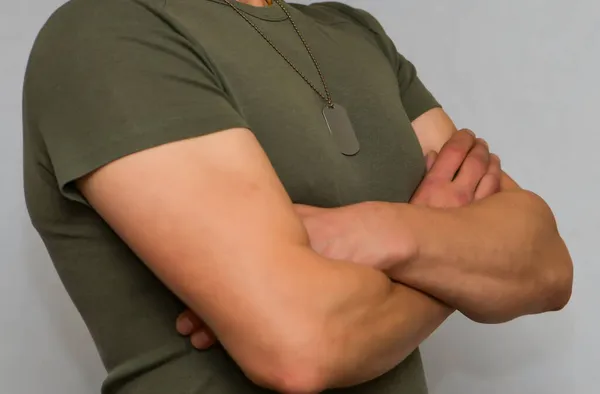 Soldado Con Una Camiseta Con Medallón Militar Alrededor Cuello Fuerte — Foto de Stock