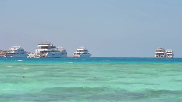 Olas Marinas Barcos Roca Mar Una Playa Orilla Del Mar — Vídeo de stock
