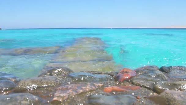 Plajın Deniz Manzarası Masmavi Suyu Taş Iskelesi Seti Bulutsuz Gökyüzü — Stok video