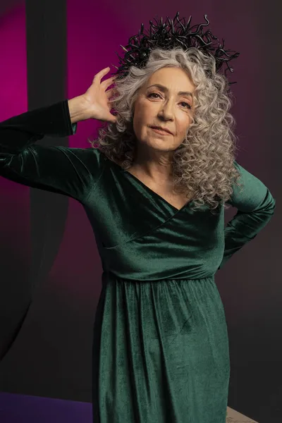 Yaşlarında Yaşlı Gri Saçlı Zarif Bir Kadın Renkli Bir Arka — Stok fotoğraf