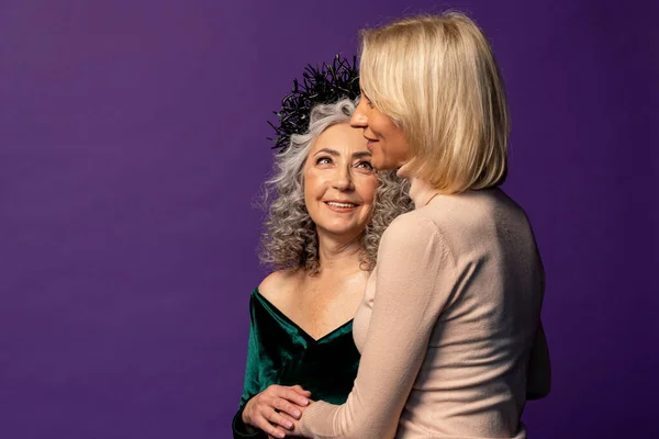 Elderly Woman Holds Hand Young Blonde Colored Background Studio Perhaps — Stock Photo, Image