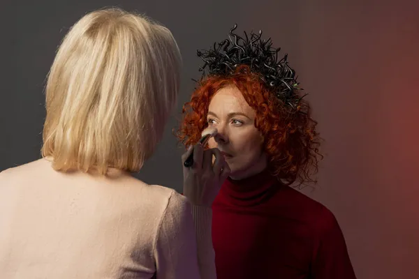 Mujer Con Pelo Rojo Haciendo Maquillaje Esteticista Aplicación Polvo Cara — Foto de Stock