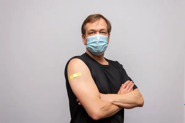 Ένας Ηλικιωμένος Άνδρας Ετών Ιατρική Μάσκα Επιδεικνύει Έναν Επίδεσμο Εμβόλιο — Φωτογραφία Αρχείου