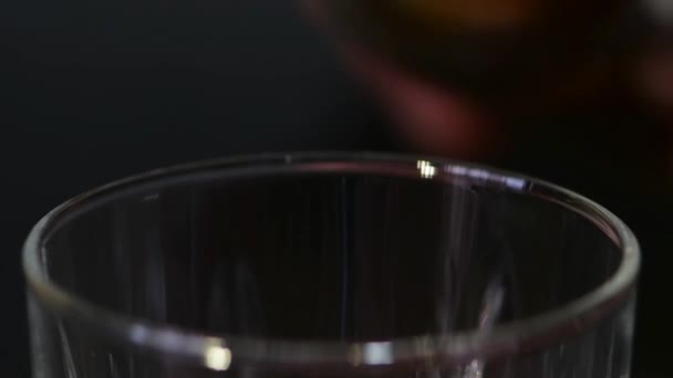 Viski Konyak Bir Bardağa Doldurulur Yakın Plan — Stok video