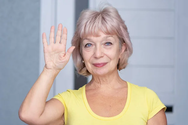 Äldre Vacker Kvinna Åldern Lyfte Sin Högra Hand Välkomnande Gest — Stockfoto