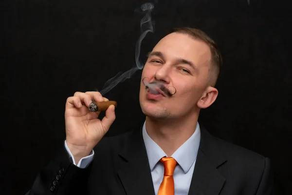 Портрет Стильного Річного Чоловіка Який Курить Густу Сигару Завитими Вусами — стокове фото