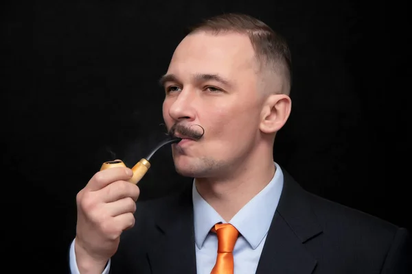 Porträtt Snygg Årig Man Som Röker Pipa Med Tunn Mustasch — Stockfoto