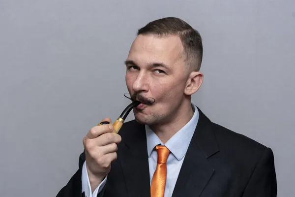 Porträtt Snygg Årig Man Som Röker Pipa Med Tunn Mustasch — Stockfoto