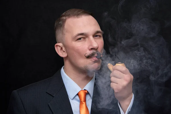 Retrato Homem Elegante Anos Fumando Cachimbo Com Bigode Fino Soprando — Fotografia de Stock