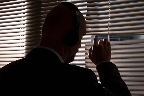 Hemlig Agent Tjuvlyssnar Ett Samtal Med Hörlurar Tittar Genom Fönstret — Stockfoto