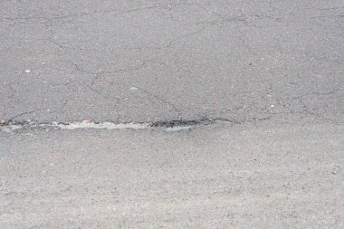 Yağmurdan sonra asfaltta bir delik, ilkbahardan sonra yolda bir çukur..