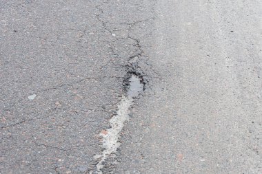 Yağmurdan sonra asfaltta bir delik, ilkbahardan sonra yolda bir çukur..