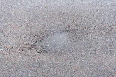 Yağmurdan sonra asfaltta bir delik, ilkbahardan sonra yolda bir çukur..