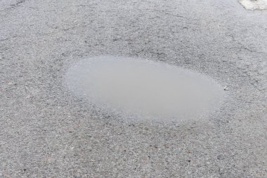 Yağmurdan sonra asfaltta bir delik, ilkbahardan sonra yolda bir çukur..