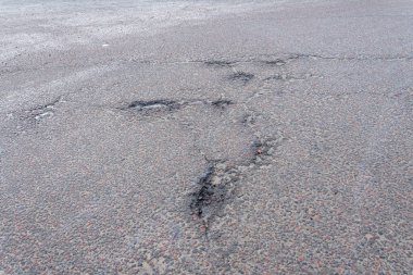 Yağmurdan sonra asfaltta bir delik, ilkbahardan sonra yolda bir çukur..