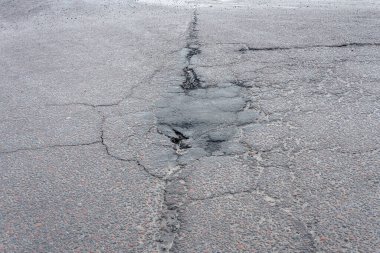 Yağmurdan sonra asfaltta bir delik, ilkbahardan sonra yolda bir çukur..