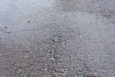 Yağmurdan sonra asfaltta bir delik, ilkbahardan sonra yolda bir çukur..