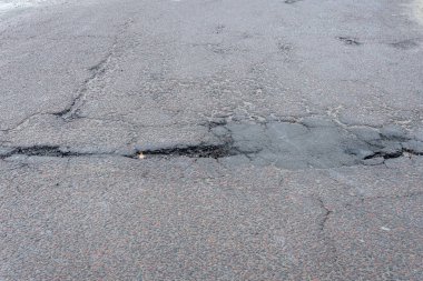 Yağmurdan sonra asfaltta bir delik, ilkbahardan sonra yolda bir çukur..