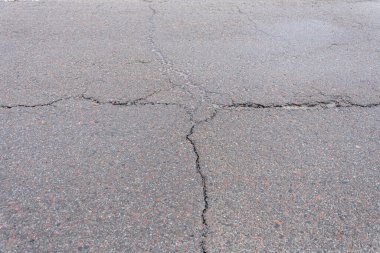 Yağmurdan sonra asfaltta bir delik, ilkbahardan sonra yolda bir çukur..